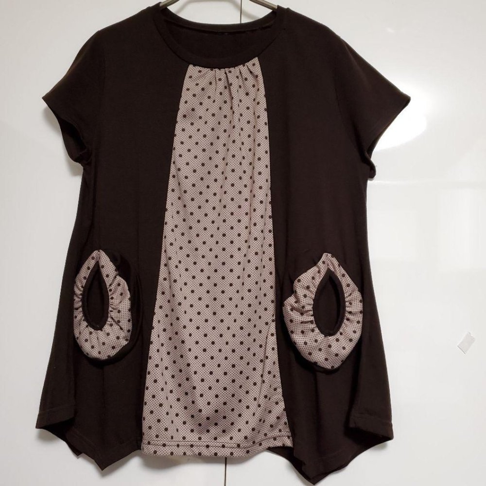 Pocket tops with cute dot pattern